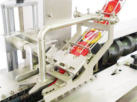 Cap Unscrambling & Placing Machine